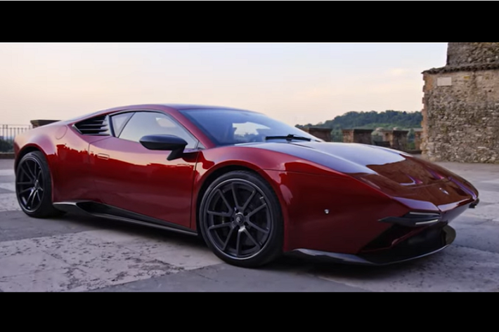 Ares Design nói rằng họ đã tiến hành nâng cấp hộp số và hệ thống treo, “phát triển các chế độ cài đặt mà mang tới tốc độ phản ứng nhanh và phản hồi chuẩn xác.”