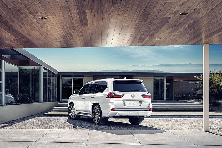 Cấu trúc của cụm đèn trước gồm 3 bóng cầu hình thoi được đặt nối tiếp mang lại khả năng chiếu sáng tốt hơn cho người dùng. Nằm song song phía dưới là cụm đèn sương mù với cấu trúc từ dải đèn LED tạo hình chữ L ngược độc đáo và mang lại cảm giác cân đối cho phần đầu xe.