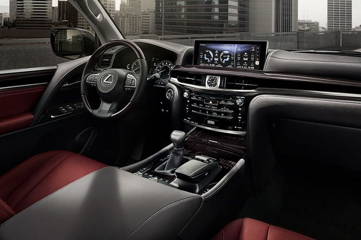 Trái ngược với thiết kế ở phần đầu, hông xe Lexus LX570 2020 lại là những đường nét mềm mại và thanh thoát. Bởi hãng Lexus đã lược bỏ bớt những đường gân dập nổi trên phiên bản mới, thay vào đó là các chi tiết với kiểu dáng đơn giản nhưng không làm mất đi sự cân đối của xe.