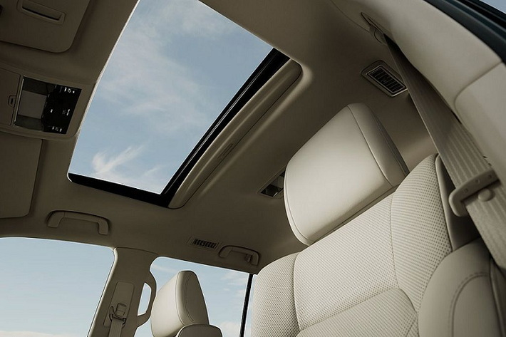 Khu vực taplo là nơi những chất liệu như da Nappa cùng gỗ cao cấp Shimamoku được tận dụng triệt để mang lại cảm giác sang trọng và đẳng cấp. Nằm nổi hẳn lên ở khu vực này là một màn hình thông tin cảm ứng 12.3 inch cho ra chất lượng hình ảnh sắc nét và sống động.