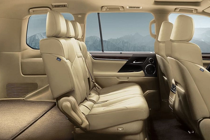 Tương đồng với toàn bộ phong cách cùng thiết kế sang trọng, đỉnh cao của các chi tiết trong khoang nội thất của Lexus LX570 2020, hệ thống ghế ngồi cũng được trau chuốt từng chút một với chất liệu da Nappa dùng để bọc cùng những đường chỉ khâu tỉ mỉ và tinh tế. Các ghế đều có khả năng làm mát và sưởi ghế, đặc biệt ở ghế lái còn được trang bị tính năng massage hiện đại.