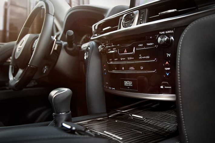 Phần đuôi xe Lexus LX570 2020 vẫn là những chi tiết với kiểu dáng thiết kế vuông vức, góc cạnh và bề thế. Nổi bật nhất vẫn là cụm đèn hậu với đồ hoạ gồm những dải đèn LED trải dài xếp tầng và tạo thành hình chữ L chạy qua nắp cốp.