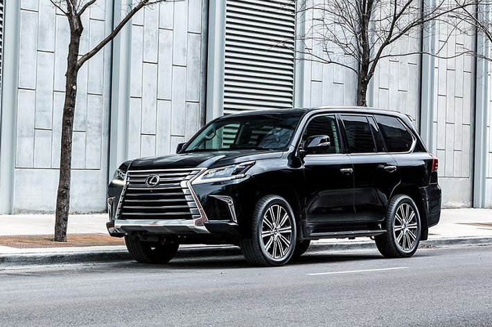 Về tổng thể thiết kế ngoại thất, Mẫu xe sang Lexus LX570 2020 vẫn giữ được phong cách quen thuộc vốn có với sự to lớn, bề thế và khoẻ khoắn. Lexus LX570 2020 vẫn tiếp tục sở hữu thể hình cao lớn, uy nghi và bề thế với bộ khung gầm xe kích thước lớn 5080 x 1980 x 1865 mm.