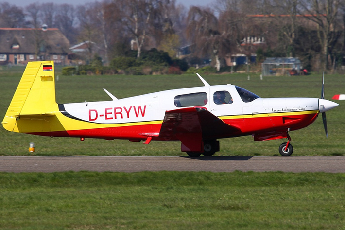 Tên tuổi của Porsche được biết đến rộng rãi khi hãng xe Đức cho ra đời một trong những chiếc xe thể thao tốt nhất thế giới - Porsche 911. Nhưng đó chưa phải là giới hạn của hãng xe Đức, ít ai biết rằng những tinh túy trong động cơ của chiếc xe đã được đưa máy báy Porsche, cụ thể là trên mẫu máy bay do chính hãng chế tạo.