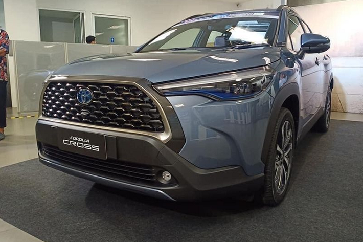 Về thiết kế, kiểu dáng của Toyota Corolla Cross mang nhiều đường nét quen thuộc từ Toyota RAV4 thế hệ mới mới nhất, vì vậy, tổng thể xe trông rất khỏe khoắn, đậm chất SUV. Các chi tiết đáng chú ý ở ngoại thất gồm lưới tản nhiệt đen cỡ lớn, đèn pha mới tích hợp đèn ngày LED cùng bộ vành đa chấu thể thao có kích thước 17 inch hoặc 18 inch tùy phiên bản (có phanh đĩa đi kèm).