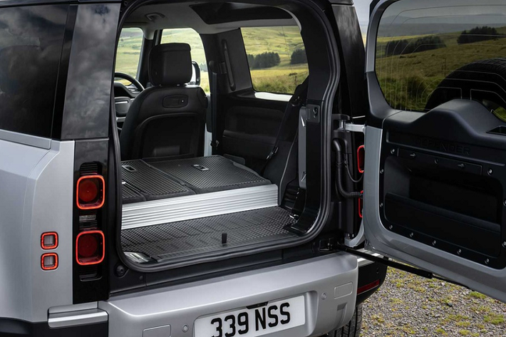 Ngoài ra, Defender còn có thêm biến thể P400e, sử dụng hệ truyền động Hybrid, gồm động cơ xăng tăng áp 2.0L và một motor điện với pin 19,2 kWh. Động cơ xăng cho công suất 296 mã lực còn motor điện đạt công suất tối đa 103 mã lực.