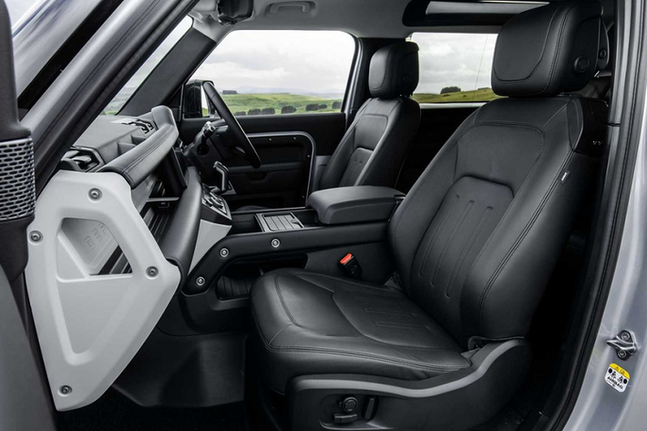 Tương tự các phiên bản còn lại, Land Rover Defender X-Dynamic được bán ra kèm với các gói trang bị S, SE hoặc HSE.