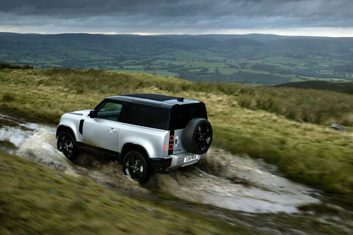 Tại Anh, giá xe Land Rover Defender 90 2021 có mức khởi điểm 35.820 bảng (xấp xỉ 1,072 tỷ đồng). Trong khi đó, Defender 110 2021 được niêm yết giá từ 43.012 bảng (xấp xỉ 1,288 tỷ đồng).