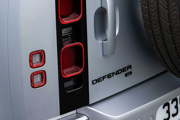 Song song với mẫu Land Rover Defender 110 4 cửa, bản nâng cấp 2021 của xe còn bổ sung model Defender 90 2 cửa, có chiều dài ngắn hơn.