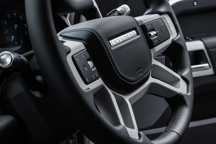 Land Rover Defender 90 ngắn hơn Defender 110 437 mm và có góc vượt đỉnh dốc 32 độ, tốt hơn 3 độ. Xe vẫn cung cấp cho người dùng tùy chọn thiết lập 5 hoặc 6 chỗ ngồi.