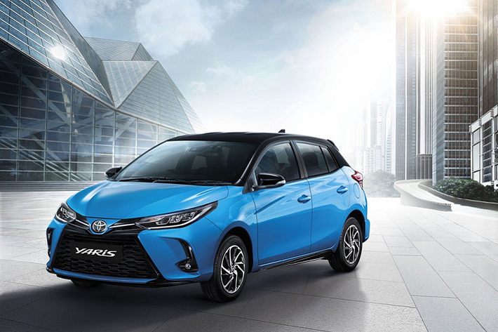 Những trang bị đáng chú ý trên xe gồm ốp sườn và ốp cản sau, cánh gió sau màu đen bóng, mâm xe hợp kim 2 tone màu kích thước 15 inch, ăng-ten vây cá. Biến thể hatchback có mui xe sơn đen tương phản với thân xe.