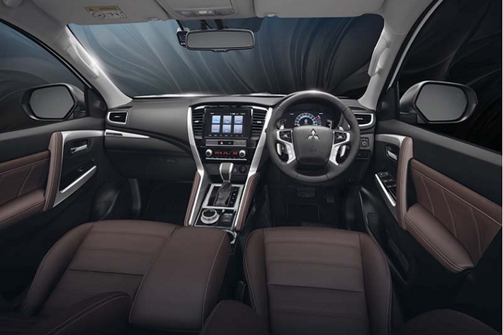 Xe vẫn sở hữu các tính năng an toàn và hỗ trợ lái gồm: Hỗ trợ chuyển làn đường (LCA) và cảnh báo phương tiện cắt ngang khi lùi (RCTA), bên cạnh kiểm soát hành trình chủ động (Active Cruise Control), cảnh báo điểm mù (BSM), phanh tự động khẩn cấp (AEB), camera quan sát xung quanh xe (AVM – Around View Monitor), khởi hành ngang dốc, hỗ trợ xuống dốc và 7 túi khí.