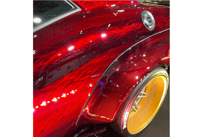 Chưa dừng lại ở đó, công ty độ xe Nhật Bản còn trang bị cho xe một bộ la-zăng hậu mãi và đáng lưu ý nhất, một sơ đồ sơn đặc biệt có hình “ghost flame” (lửa ma) và những chi tiết khác tích hợp đẹp đẽ, đậm tính nghệ thuật vào nước sơn hoàn thiện màu đỏ kim loại. Đồng thời, chiếc xe cũng đã được hạ thấp xuống một chút.