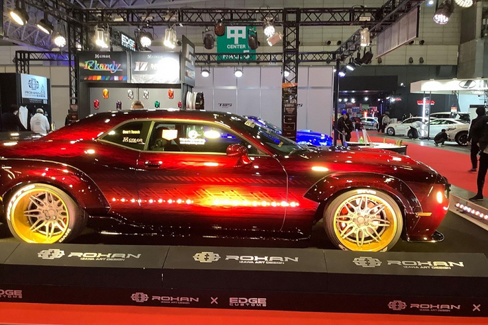 Chiếc Dodge Challenger độ màu đỏ nổi bật tại gian hàng Rohan Izawa Art Design