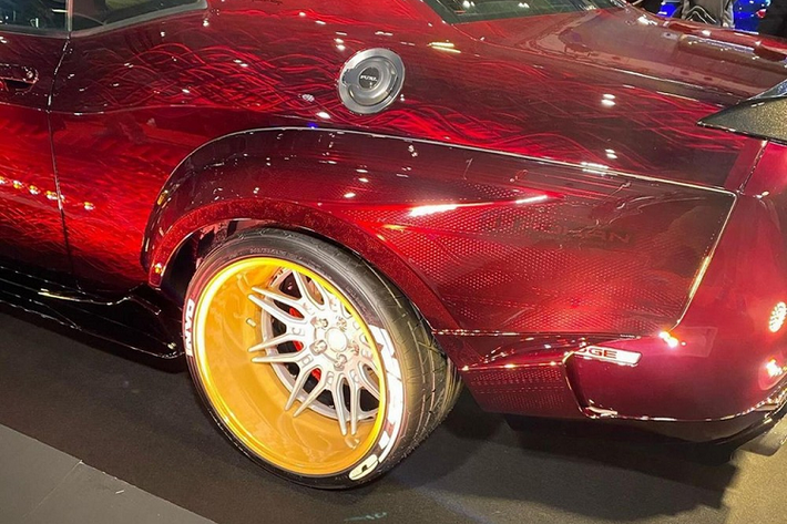 Chiếc Challenger đầu tiên có tiềm năng là biến bản SRT Hellcat hoàn thiện trong màu đỏ tươi. Rõ ràng là được truyền cảm hứng bởi bộ trang bị Challenger Widebody mới được giới thiệu bởi chính Dodge, sản phẩm của Rohan cũng có bộ vòm bánh xe loe rộng nhưng chúng thậm chí trông còn hoang dại hơn những Dodge đã nghĩ ra cho chiếc xe cơ bắp biểu tượng của mình.