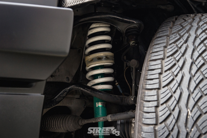 Tuy nhiên bản độ của Atoy Customs lại mang đến một nguồn cảm hứng mới mẻ hơn cho những ai đang có ý định nâng cấp mẫu xe này với ngoại hình hiền hơn như một chiếc crossover gầm thấp hơn là một chiếc xe với đủ thứ trang bị off-road trên người.