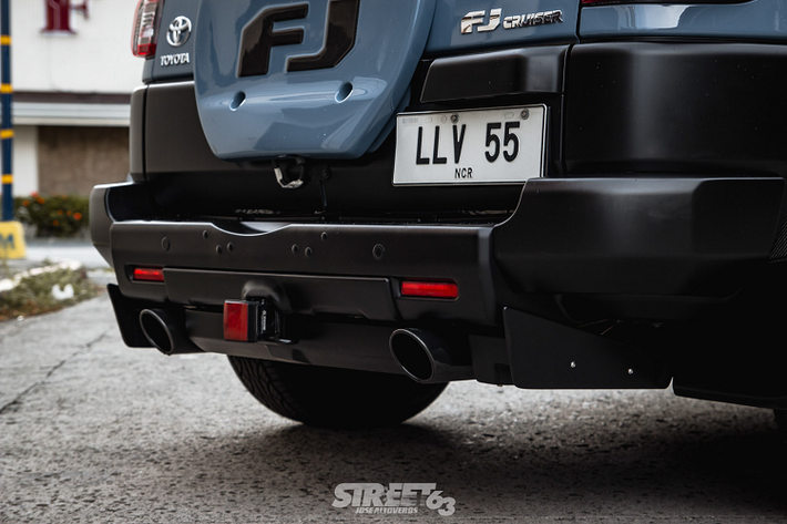 Đối với động cơ V6 4.0 lít, hãng độ này đã bổ sung gói điều chỉnh ECU. Hệ thống ống xả cat-back gồm bộ tiêu âm Borla Atak Crate và đầu chụp ống xả chrome Borla Black, cổ pô kiểu long-tube AC và đường ống pô chữ Y với cấu hình 2 bầu center (2 bullet resonators: bộ giảm âm trong).