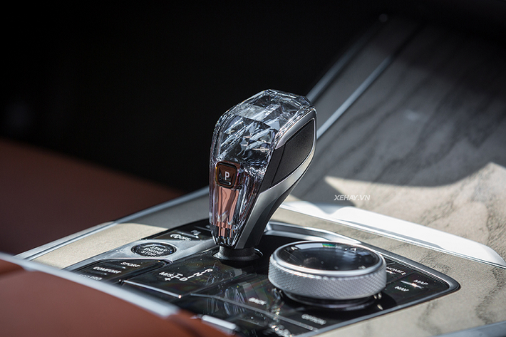 Tuy nhiên, ngay từ thời điểm đó, có rất nhiều quan điểm bày tỏ sự tiếc nuối về việc X5 thiếu vắng đi trang bị cần số pha lê tuyệt đẹp như "người đàn anh" X7 mặc dù sở hữu giá bán không hề "dễ chịu" chút nào.