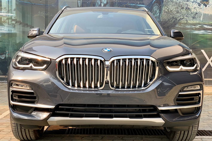 Nắm bắt tâm lý đó, THACO BMW đã bổ sung thêm trang bị cần số pha lê cho mẫu SUV hạng sang BMW X5 nhằm gia tăng sức cạnh tranh trước các đối thủ trong cùng phân khúc cũng như thu hút sự chú ý của khách hàng. Đây tuy chỉ là một option nhỏ nhưng lại mang giá trị về thẩm mỹ rất lớn. Ngoài ra, sau khi nâng cấp thêm trang bị "xịn xò" này, giá bán niêm yết của X5 vẫn sẽ được giữ nguyên ở mức 4,199 tỷ đồng.