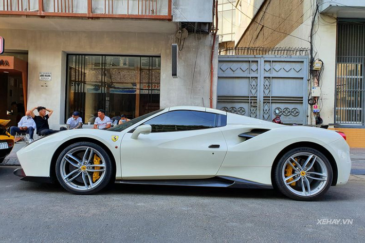 Về cơ bản, Ferrari 488 Spider mui trần gần như tương đồng với bản Coupe về mọi mặt từ thiết kế tổng thể cho tới nội thất và hệ truyền động. Xe vẫn sử dụng động cơ tăng áp kép V8 3,9 lít cho ra công suất 660 mã lực và 760Nm mô-men xoắn cực đại.