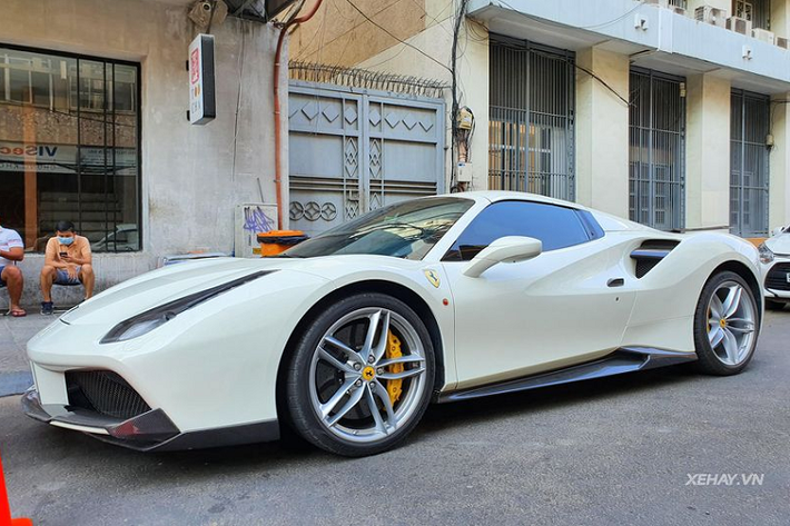 Điểm khác biệt rõ rệt nhất giữa Ferrari 488 Spider và Coupe là việc Spider đã không còn tấm mui cứng trên đỉnh nữa, thay vào đó là phần mui vải mềm có thể đóng / mở trong 14 giây bằng một nút bấm đặc biệt. Ngoài ra, phần nắp động cơ của 488 Spider cũng không còn trong suốt nữa, nó đã được thiết kế lại và che giấu toàn bộ động cơ bên dưới. Giá Ferrari 488 Spider khi về Việt Nam khoảng hơn 15 tỷ đồng.