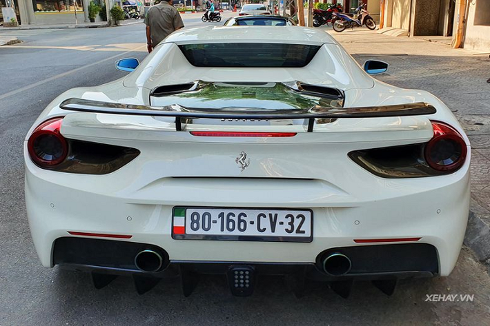 Bộ la-zăng 5 chấu kép kích cỡ 20 inch độc đáo và hệ thống má phanh màu vàng nổi bật. Bộ la-zăng 5 chấu kép kích cỡ 20 inch độc đáo và hệ thống má phanh màu vàng nổi bật. Đuôi xe với các cánh gió cỡ lớn ở gầm giúp gia tăng tính khí động học cho siêu xe. Phần mui được xếp lại gọn gàng tạo nên sự mượt mà cho tổng thể đuôi xe.