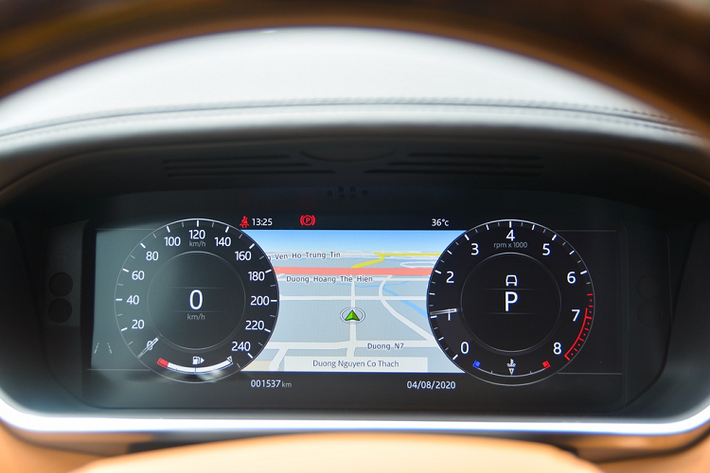 Range Rover Autobiography LWB thiết kế sẵn hệ thống phản ứng địa hình Terrain Respone 2 với 7 chế độ lái, bao gồm: Comfort, grass gravel show, mud ruts, sand, rock crawl, dynamic và eco. Tùy chọn cửa sổ trời toàn cảnh chiếm gần 25 triệu đồng.