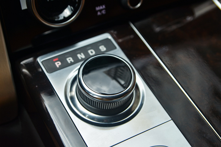 Hệ thống giải trí tiêu chuẩn trên Range Rover Autobiography LWB gồm âm thanh vòm Meridian 17 loa công suất 825 W, đầu đọc đĩa CD/DVD. Nếu muốn trải nghiệm chất lượng tốt hơn, chủ xe có thể chi thêm để sở hữu dàn Meridian 29 loa công suất 1.700 W.