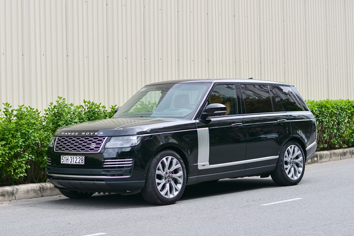 Range Rover Autobiography LWB có kích thước dài - rộng - cao lần lượt là 5.199 - 2.220 - 1.868 mm, trục cơ sở dài 3.122 mm, khối lượng không tải 2.375 kg. So với mẫu xe cùng phân khúc, các thông số về kích thước của Autobiography LWB đều lớn hơn, tuy nhiên khối lượng không tải lại nhẹ hơn Lexus LX570 368 kg.