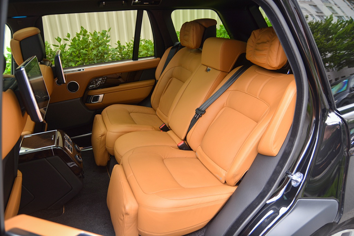 Hàng ghế phía sau trang bị điều hòa 2 vùng độc lập với 4 cửa gió, màn hình giải trí kích thước 10 inch, cửa kính tối màu, rèm cửa chỉnh điện... Hàng ghế phụ sau có khả năng điều khiển ghế trên, trượt dài như ghế sofa, tạo không gian thoải mái cho người ngồi. Ghế giữa phía sau có thể gập xuống bằng một nút nhấn khi không sử dụng. Phần lớn trang bị trên xe được điều khiển bằng điện.