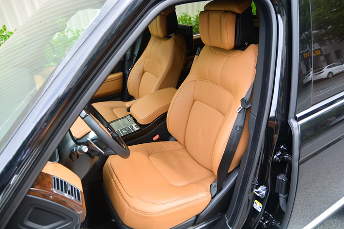 Hàng ghế trước/sau chỉnh điện 24 hướng với chức năng sưởi/thông gió, massage đá nóng; hàng ghế thương gia cao cấp sau có bệ đỡ bắp chân, tổng giá trị gần 430 triệu đồng. Bệ tựa tay trung tâm phía trước tích hợp tủ lạnh để vừa 4 chai nước nhỏ.