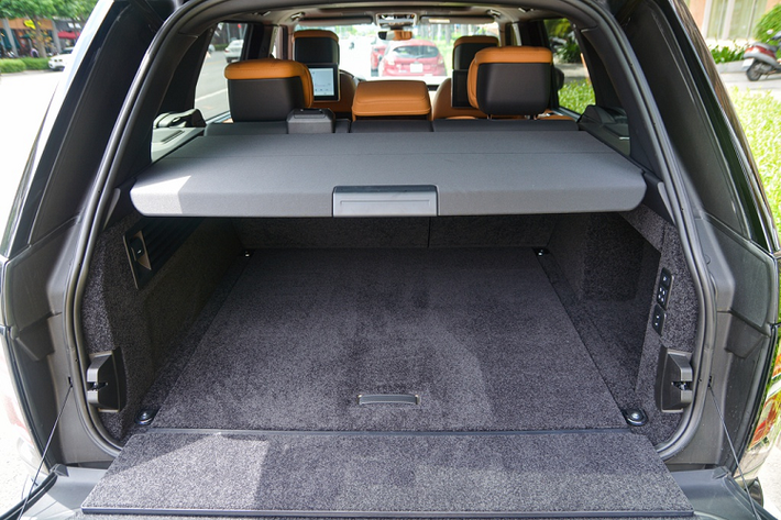 Khoang hành lý phía sau có thể tích 780 lít và tăng lên 1.686 lít nếu gập tất cả hàng ghế, phía dưới là chỗ đặt lốp dự phòng, bộ dụng cụ thay lốp. Phía sau thiết kế các nút nhấn điều chỉnh độ cao gầm, gập/mở hàng ghế.