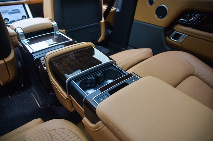 Nội thất sử dụng vật liệu da semi-aniline nâu vintage tan. Khu vực trung tâm trang bị màn hình cảm ứng đôi Touch Duo Pro kích thước 10 inch. Màn hình trên đảm nhận vai trò điều khiển hệ thống kết nối cùng một số tính năng an toàn, trong khi màn hình phía dưới giúp kiểm soát chế độ lái, sưởi và làm mát ghế...