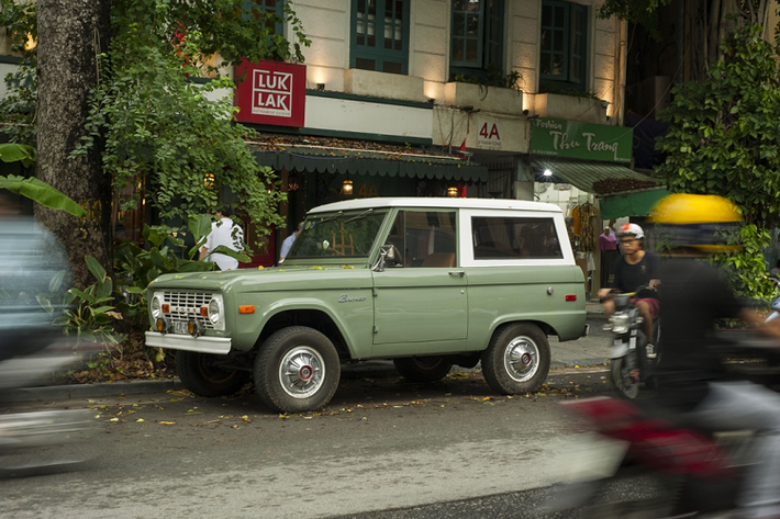 Ford Bronco được xem là dòng SUV "huyền thoại" của hãng xe Mỹ. Chính vì thế mà Ford đã quyết định hồi sinh mẫu xe này vào năm 2020. Thế hệ Ford Bronco 2021 đã được cho ra mắt với giá khởi điểm 29.995 USD.