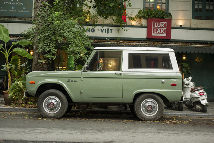 Dù có tuổi đời gần 50 năm, ngoại hình của mẫu SUV cổ này vẫn được giữ khá nguyên vẹn. Xe sở hữu 2 tone màu xanh và trắng ở ngoại thất. Các chi tiết như đèn pha, đèn xi-nhan hay mâm xe vẫn còn thiết kế nguyên bản.