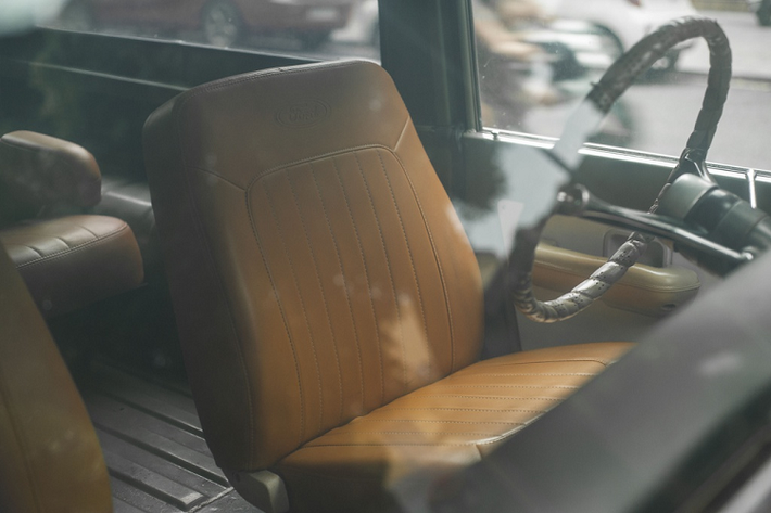 Ghế ngồi được bọc da với 2 ghế trước riêng biệt và băng ghế phía sau. Các mẫu Ford Bronco thế hệ đầu cũng đã được trang bị dây an toàn dạng đai ngang. 