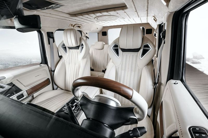 Đúng như tên gọi, bản độ Mercedes-AMG G63 Yachting Limited Edition lấy cảm hứng từ những chiếc du thuyền sang trọng, nhắm đến những người đam mê phong cách xa xỉ và có niềm yêu thích với biển cả.