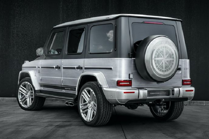 Không có tinh chỉnh nào xảy ra ở hệ thống truyền động, vì Mercedes-AMG G63 dường như không cần tới điều đó. "Vua địa hình" đến từ Đức sở hữu động cơ tăng áp kép V8 4.0L cho công suất 577 mã lực và mô-men xoắn cực đại 850Nm, giúp xe tăng tốc từ 0 - 100 km/h trong 4,7 giây trước khi cán tốc độ tối đa 240 km/h với gói AMG Driver.