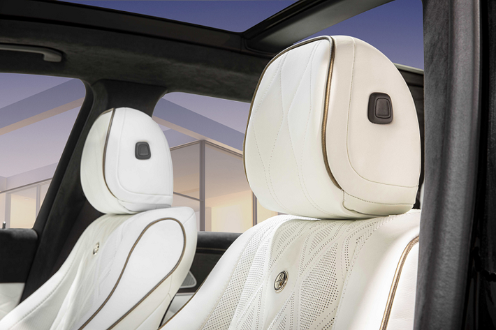 Điều đặc biệt nhất luôn được Hofele chăm chút chính là khoang nội thất của những chiếc xe và phiên bản HGLE này cũng không phải là một ngoại lệ. Khoang nội thất của xe mang màu trắng chủ đạo, kết hợp với đó chính là các đường viền gold đầy nổi bật.