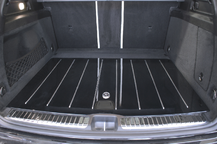 Thay cho hàng ghế dạng băng ở đằng sau, Hofele đã thay thế với hai ghế tách biệt cùng bệ tì tay cố định, đem lại cảm giác đầy sang trọng cho hành khách ngồi phía sau. Hofele đã sử dụng chất liệu da Nappa loại cao cấp kết hợp với da Alcantara để có thể đem lại một không gian nội thất đầy ấn tượng.