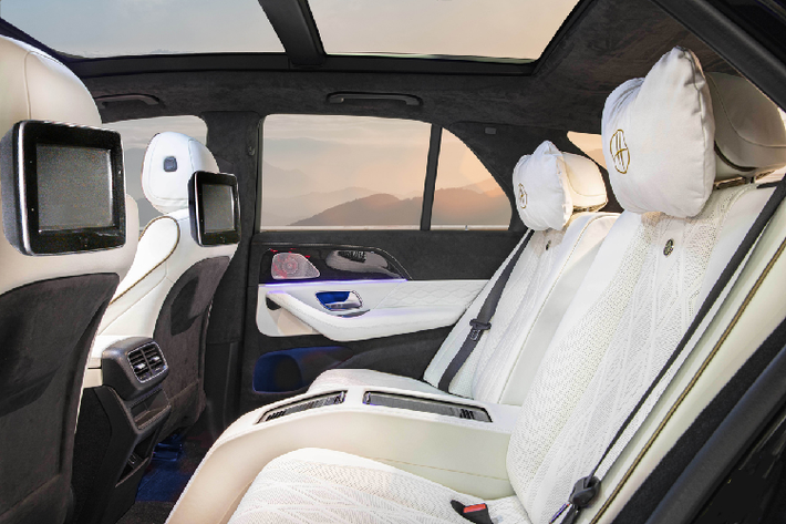 Gói nâng cấp này còn đem tới những trang bị cao cấp cho khoang hành lý phía sau. Khoang này đã được ốp gỗ đen bóng cao cấp, kết hợp với đó là các chi tiết bằng chrome ấn tượng. Chiếc xe này chính là kết quả của quá trình thiết kế, sáng tạo và sự kết hợp giữa các kĩ thuật hiện đại cũng như tay nghề thủ công truyền thống của những người thợ đến từ thương hiệu Hofele.