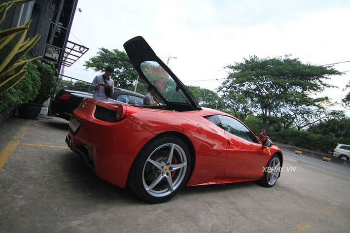 Hiện nay, số lượng siêu xe Ferrari 458 Italia lăn bánh trong nước là không nhiều. Tính riêng tại khu vực TP HCM có tổng cộng 4 chiếc, bao gồm 1 chiếc màu xanh của ông chủ cà phê Trung Nguyên, một chiếc màu đen, một chiếc màu vàng và một chiếc màu đỏ trong bài viết.