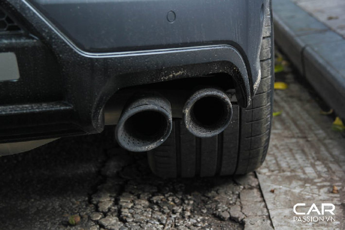 Khoang nội thất của Urus được thiết kế hiện đại với hai màn hình cảm ứng tại bảng điều khiển, giúp những người ngồi trên xe có thể điều chỉnh các chức năng một cách dễ dàng. Với chiều dài 5.112 mm, rộng 2.016 mm cùng chiều cao 1.638 mm, Lamborghini Urus sở hữu một khoang nội thất rộng rãi, đầy tiện nghi nhưng không làm mất đi vẻ thể thao vốn có của những chiếc xe đến từ Lamborghini.