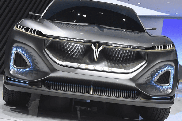 Voyah i-Free chạy điện là một trong nhũng mẫu concept đẹp mắt, độc đáo nhất Triển lãm Bắc Kinh năm nay. Phần đầu xe trông cực ấn tượng với họa tiết xếp vảy ở lưới tản nhiệt và hai hốc gió lớn, logo trung tâm còn nối dài sang viền hai cụm đèn pha mỏng