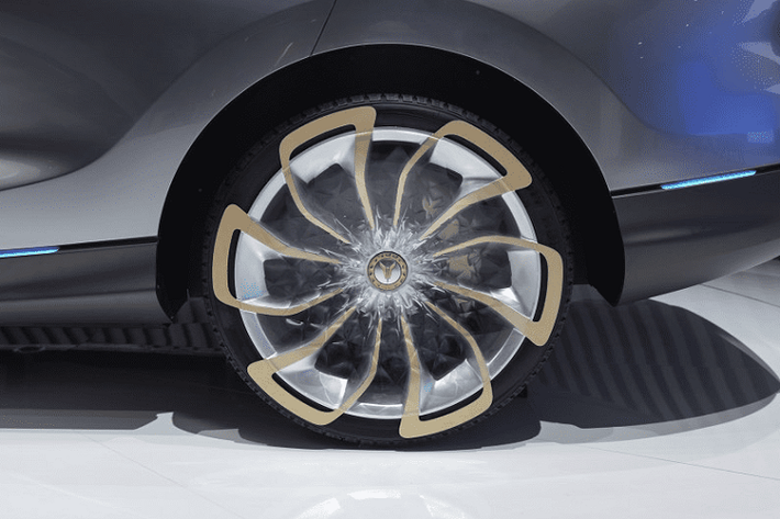 Phần nắp capô Voyah i-Free tại Trung Quốc cũng mang một thiết kế đặc trưng, thể hiện tính nghệ thuật hoa mỹ. Xe có trang bị hệ thống camera tân tiến thay thế gương chiếu hậu truyền thống. Cận cảnh bộ la-zăng mà khiến người nhìn thắc mắc về cấu trúc và chất liệu chế tạo