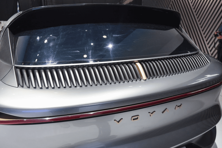 Những chi tiết đẹp mắt đáng kể tới khác gồm lối thông gió lớn trên nắp capô, cửa gió dưới cửa sổ trước, và camera cực sắc cạnh thay thế cho gương chiếu hậu. Phía bên sườn của Voyah i-Free cho thấy trông phong cách với nếp gấp lớn bên dưới, và đặc biệt là bộ la-zăng mang hoạt tiết viễn tưởng