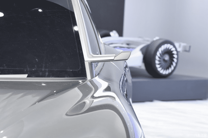 Voyah i-Free được chế tạo trên khung gầm xe điện Electric Smart Secure Architecture (ESSA) mới phát triển của Dongfeng. Khung gầm này sử dụng một hệ truyền động điện gọi là Multi-choice Valuable Power (MVP). Ban lãnh đạo công ty dường như rất thích dùng các cụm từ viết tắt tinh vi, và bản thân cái tên Voyah cũng là từ rút ngọn của Voyage.