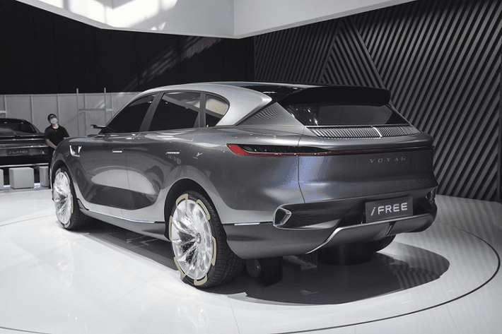Phiên bản sản xuất thươmg mại của Voyah i-Free sẽ chính thức ra mắt thị trường nội địa Trung Quốc trong năm 2022. Các chiếc xe Voyah sẽ được sản xuất tại một nhà máy cũ thuộc liên doanh Dongfeng-Renault, sau khi Renault quyết định rút khỏi Trung Quốc. Sản lượng mỗi năm của nơi này là khoảng 150.000 chiếc.