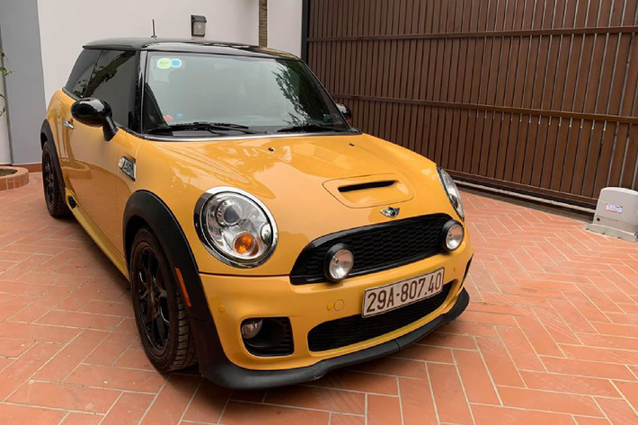 MINI Cooper S biến thể hatchback này mang thiết kế đặc trưng “không lẫn vào đâu được” của thương hiệu xe Anh Quốc.