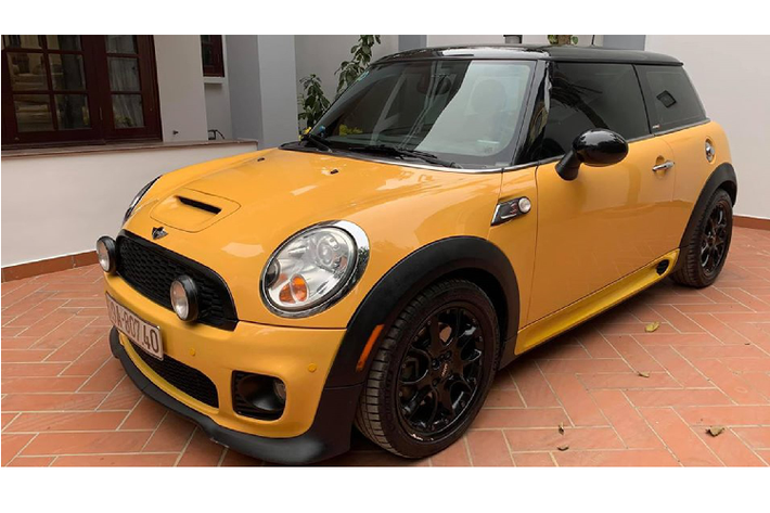 MINI Cooper S đời 2008 này là một sự lựa chọn thích hợp dành cho các bạn trẻ, hay các chị em cần một chiếc xe cao cấp kích cỡ nhỏ để dễ dàng chuyển tại các thành phố đông đúc. Tuy nhiên, chơi xe sang đời cũ đồng nghĩa với việc chủ nhân phải chấp nhận chi phí bảo dưỡng, sửa chữa khá đắt đỏ.